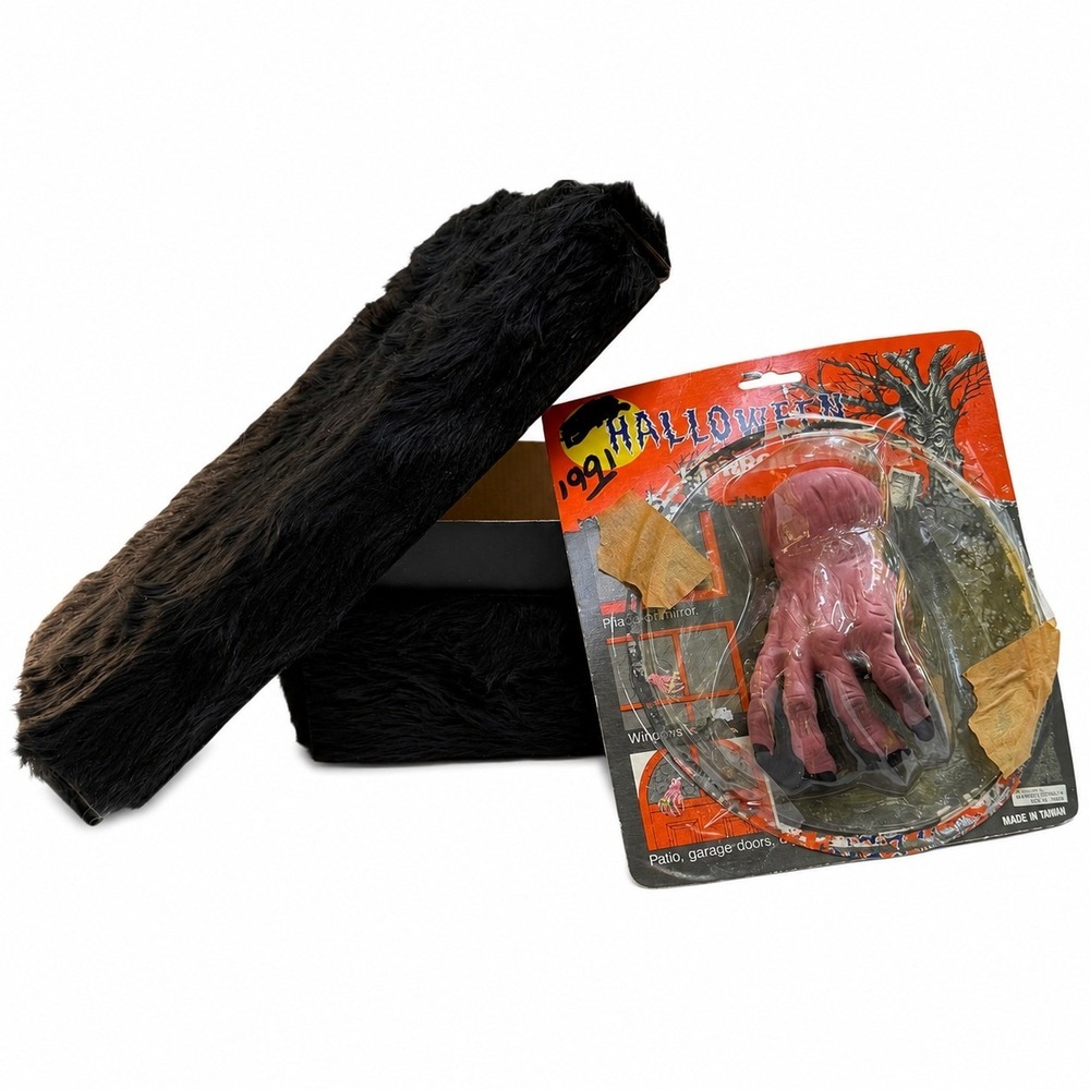 Vintage 1991 Halloween Horror Crawling Hand HSI Taiwan w Faux Fur Display Box